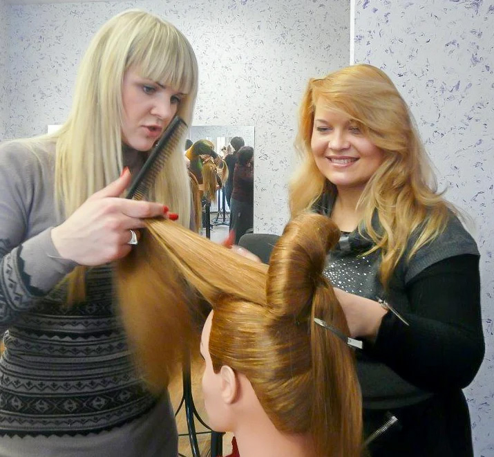 ILGŲ PLAUKŲ ŠUKUOSENŲ IR VYRIŠKŲ DARBŲ TRENIRUOTĖS VILNIUJE